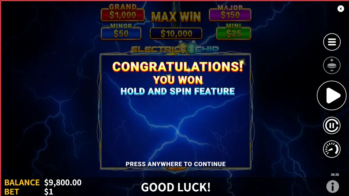 Isang screenshot ng Electric Chip slot game na nagpapakita ng 3x3 grid na may mga simbolo ng casino chip at kumikinang na neon na ilaw.